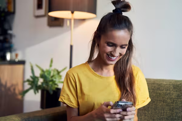 Woman that smile looking at her smartphone