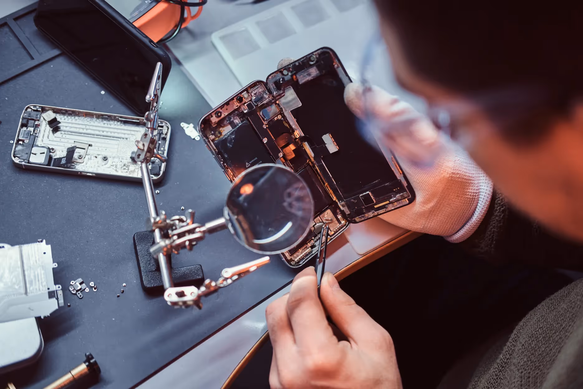 Réparation d'un smartphone pour reconditionnement