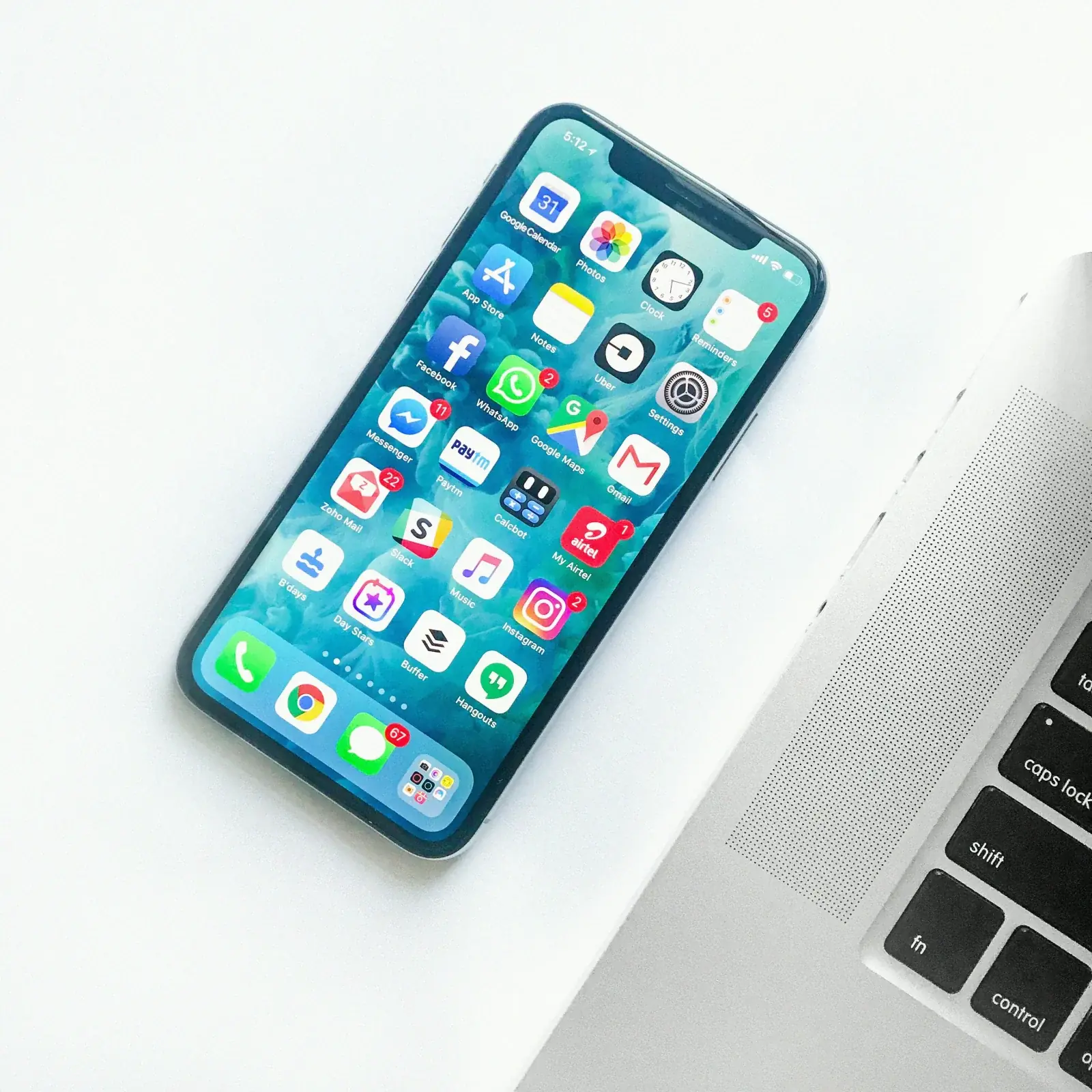 iphone sur une table pour effacement données