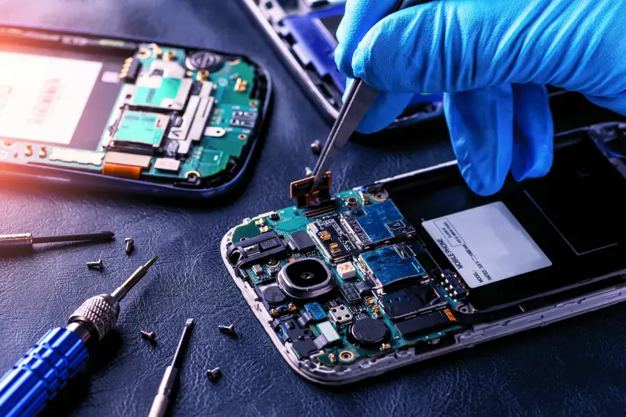 Reconditionnement d'un téléphone par un technicien
